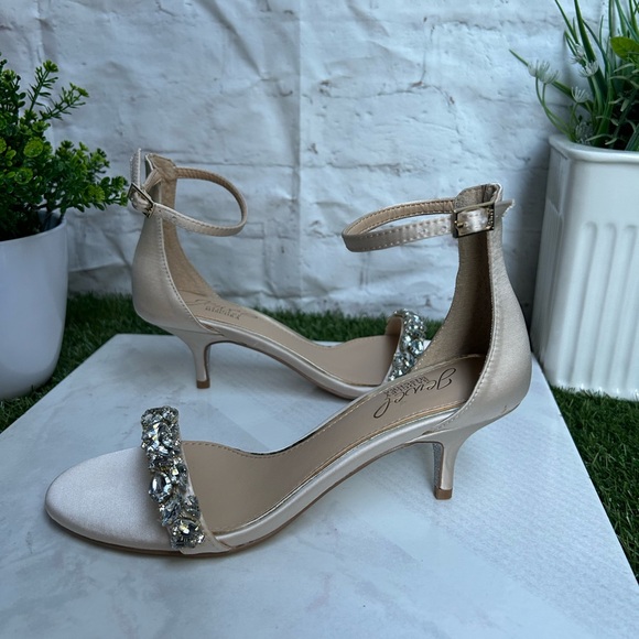 Badgley Mischka Jewel
Dash Ankle Strap Kitten
Heel women size 6 new with box - Picture 12 of 16